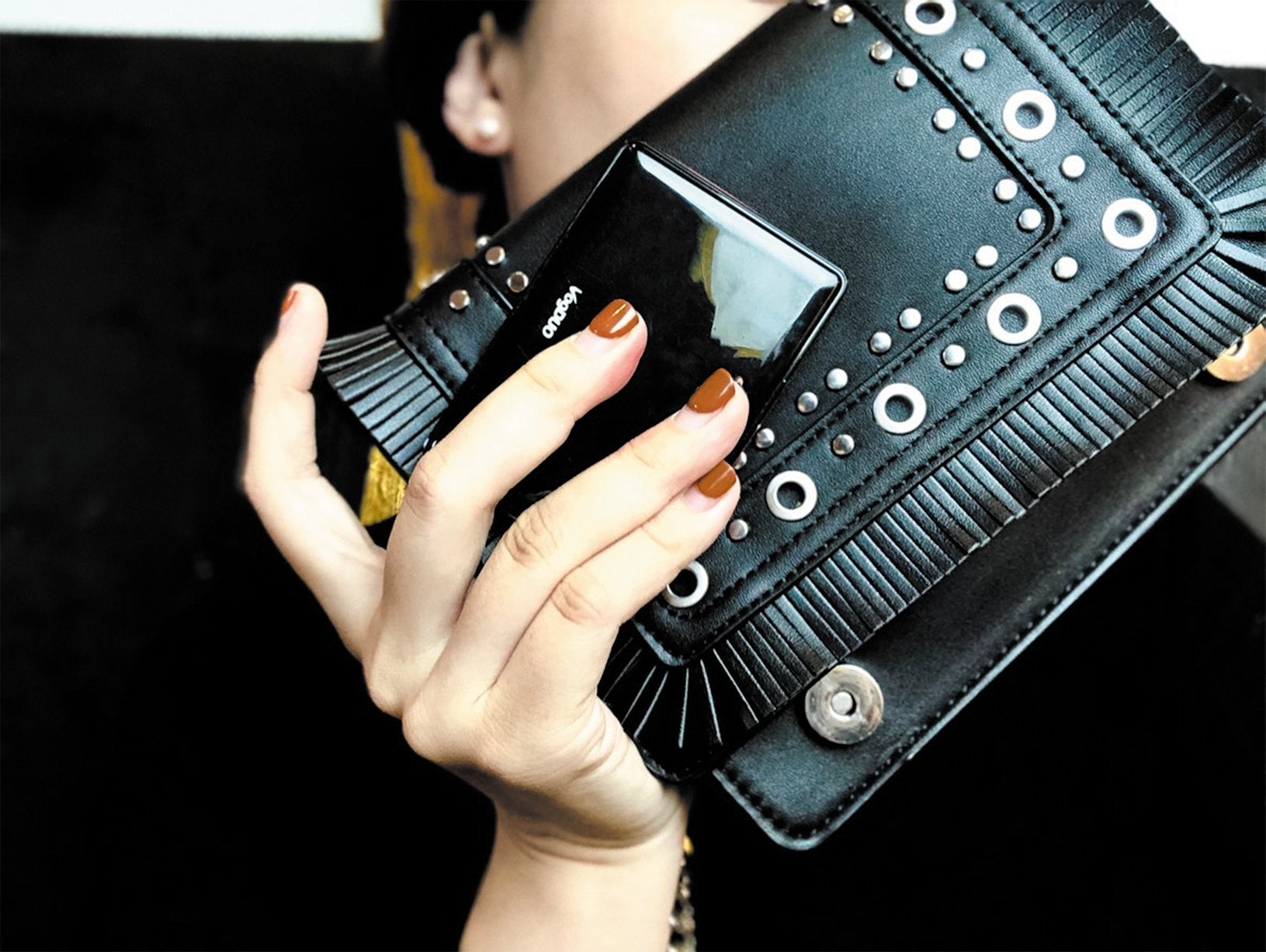 The black slim charger suits me, you? - VogDUO