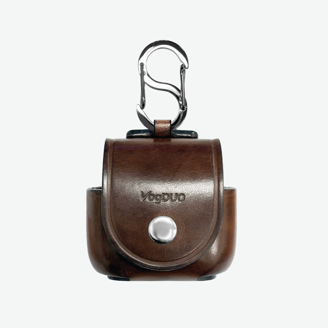 AirPods 4 Broun leather case with carabiner and gold accent on a white background
