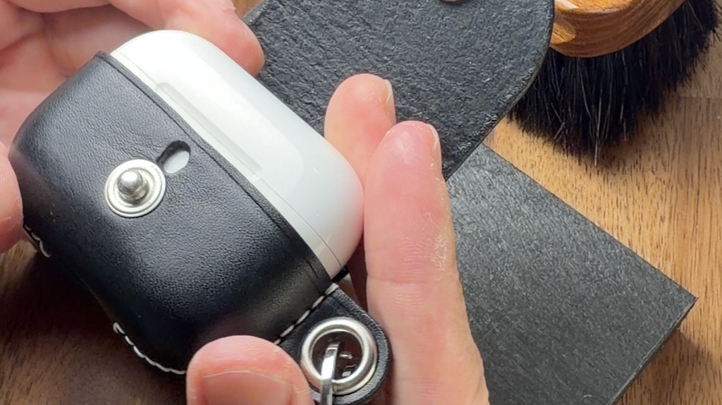 The production process of VogDUO AirPods Pro 3 Carbiner Leather Case